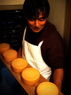 熟成中のムチュリチーズを見せてもらいました